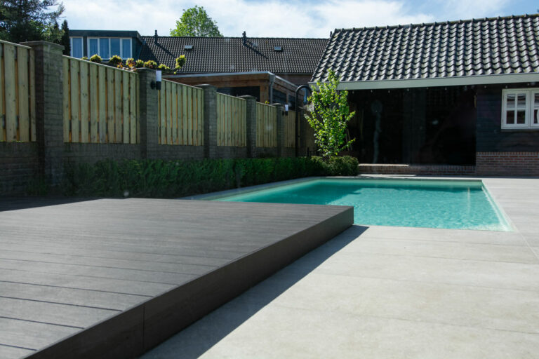 Taupe vlonder bij zwembad